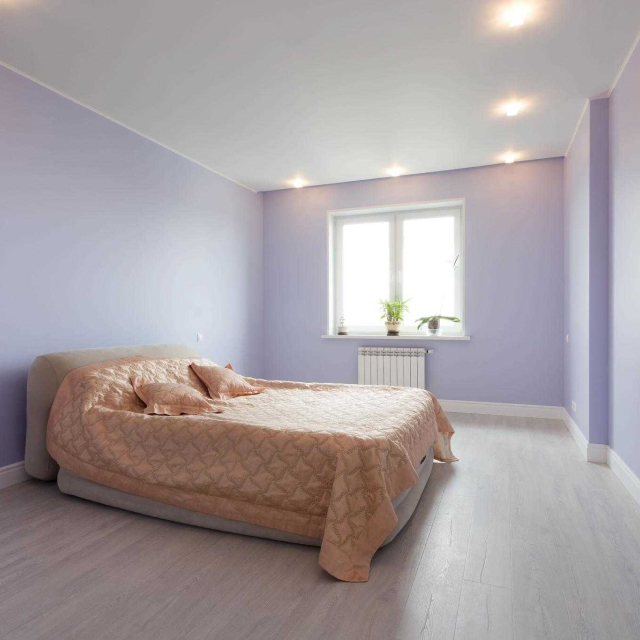 Матовый потолок в гостиной