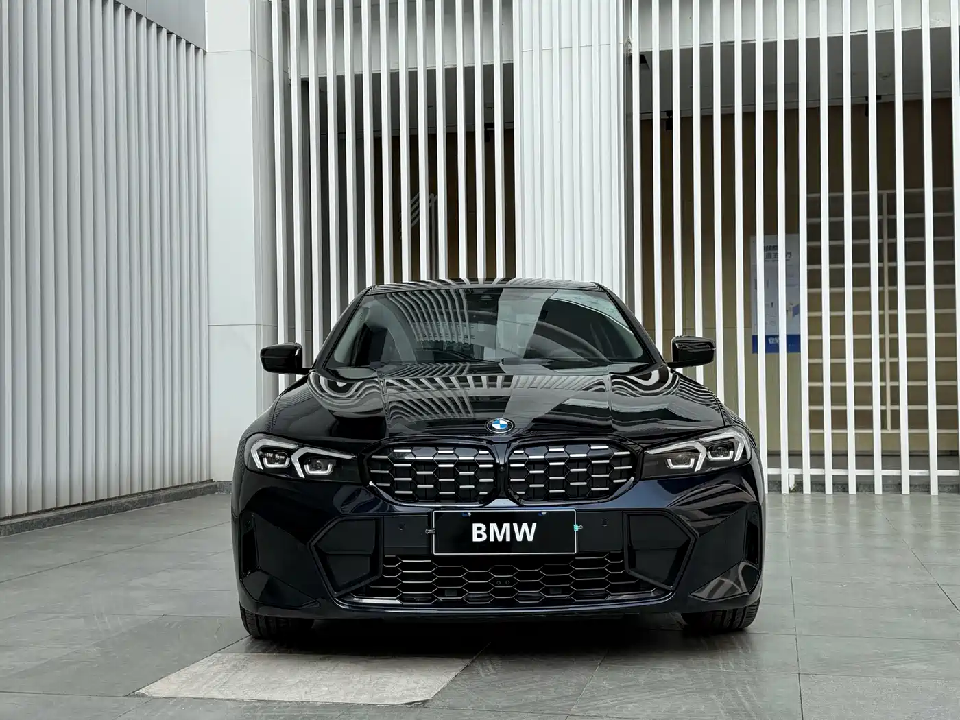 BMW 325Li G28 2023 xDrive M Sport Package — вид спереди, фары и решётка радиатора