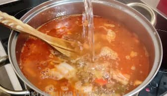 Приготовление солянки с копчёностями: шаг 14