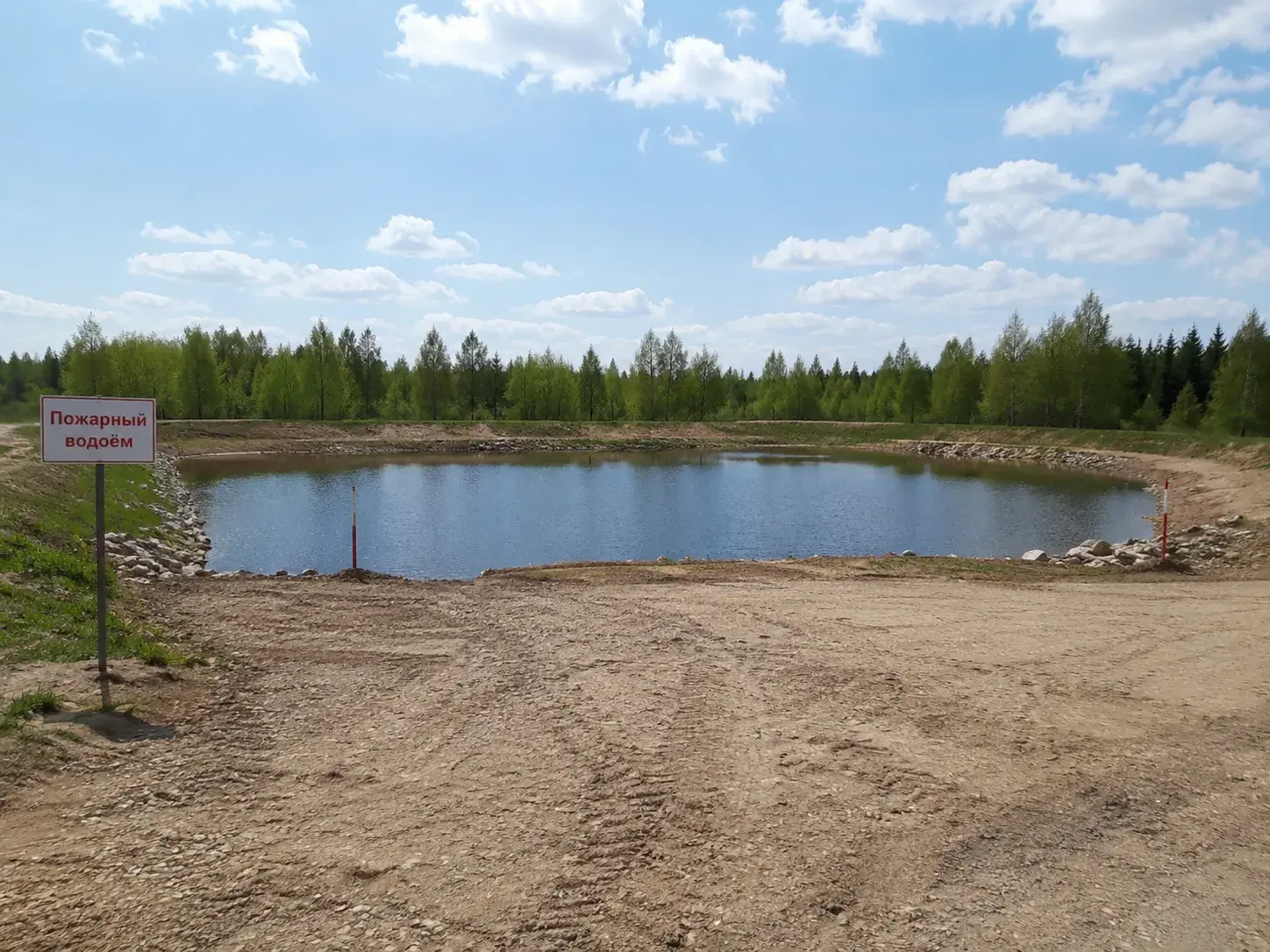 Рабочее состояние пожарного водоёма: открытая вода, расчищенный берег и подготовленная площадка для подъезда