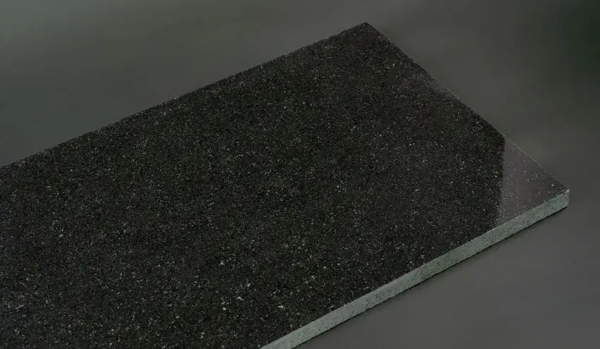 Черный гранит Black time в интерьере с белыми акцентами