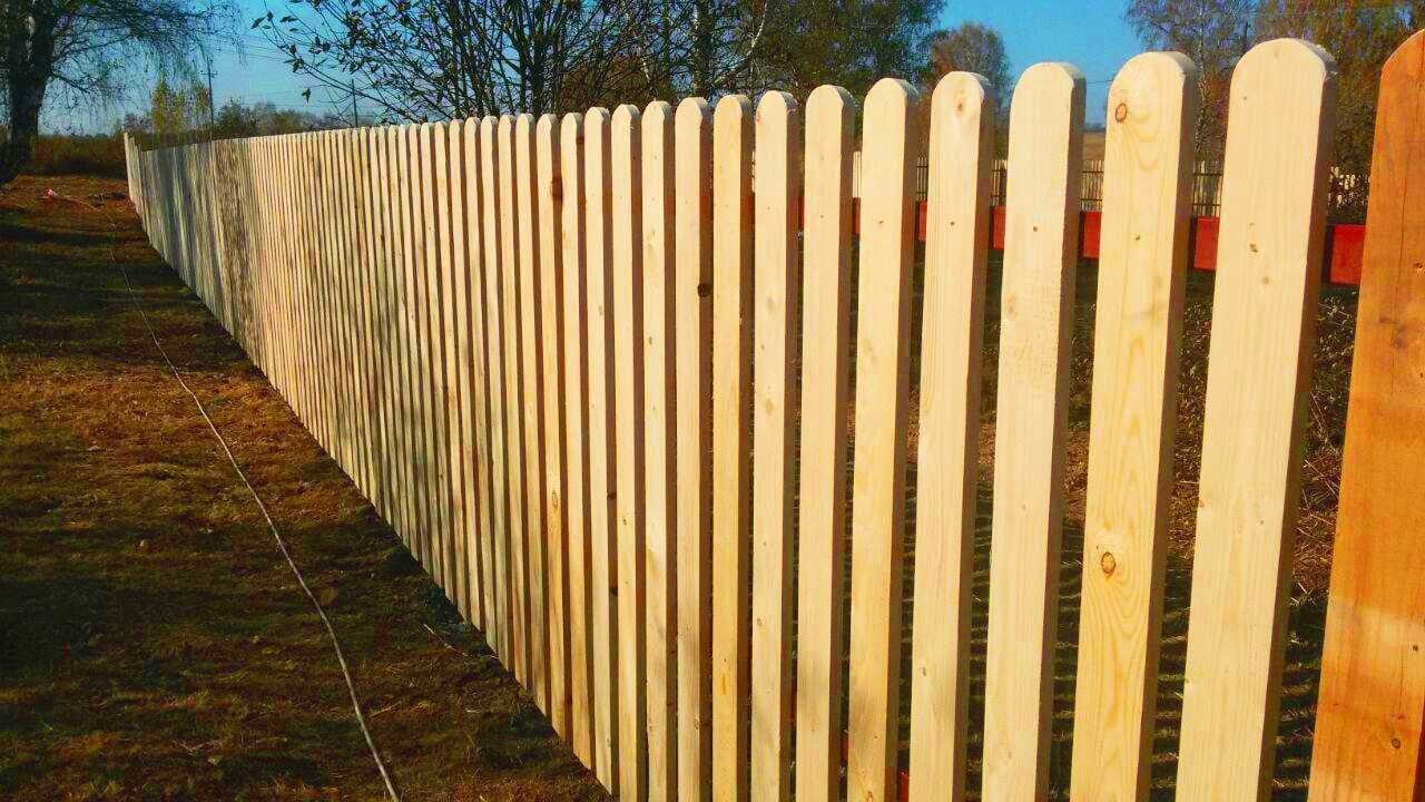 Забор из деревянного штакетника широкого фото