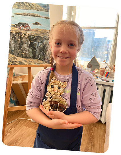 Фото девушки, которая делает изделие из эпоксидной смолы