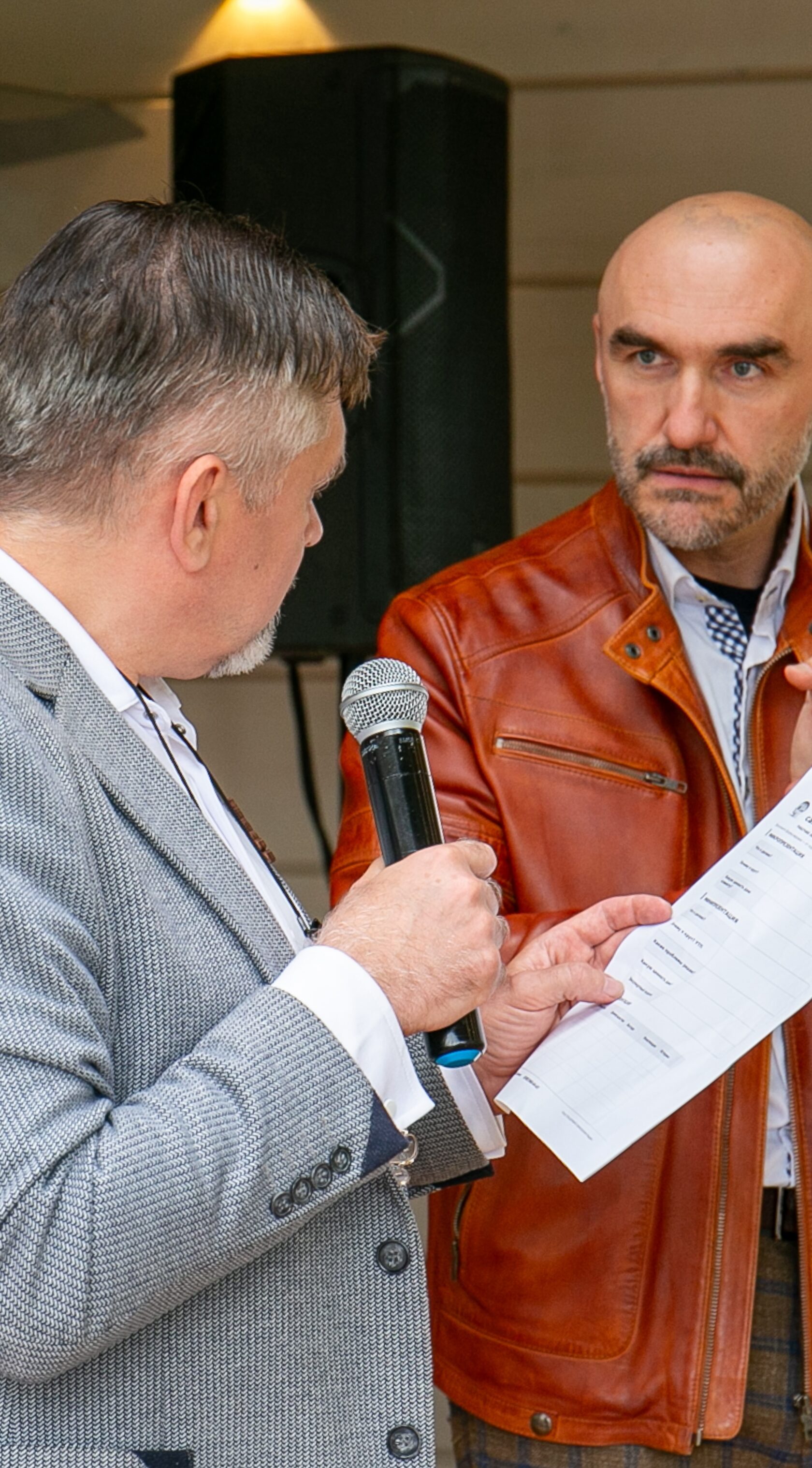 Алексей Осипенко выступает с микрофоном на тренинге