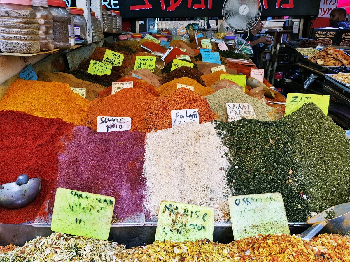 Специи в плачевном состоянии на рынке Кармель Тель-Авив. Некачественные специи.