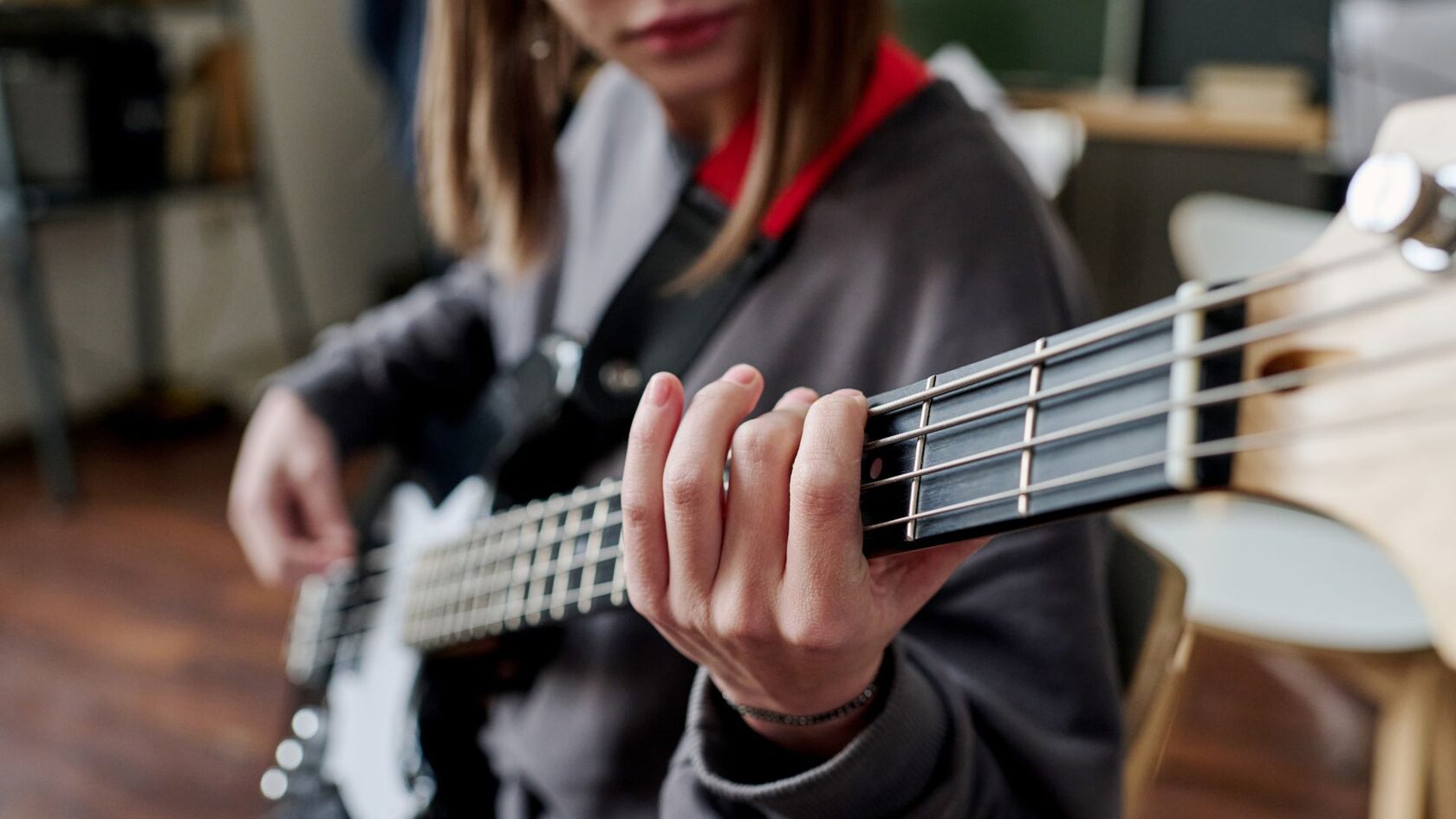 новичок играет простые аккорды