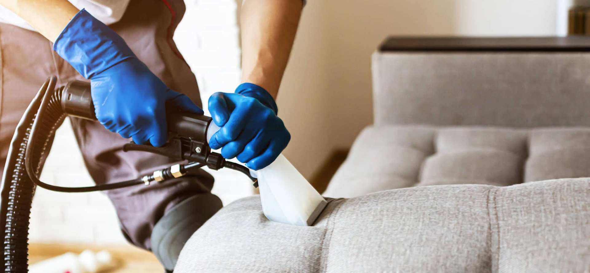 Как очистить диван от пыли после ремонта