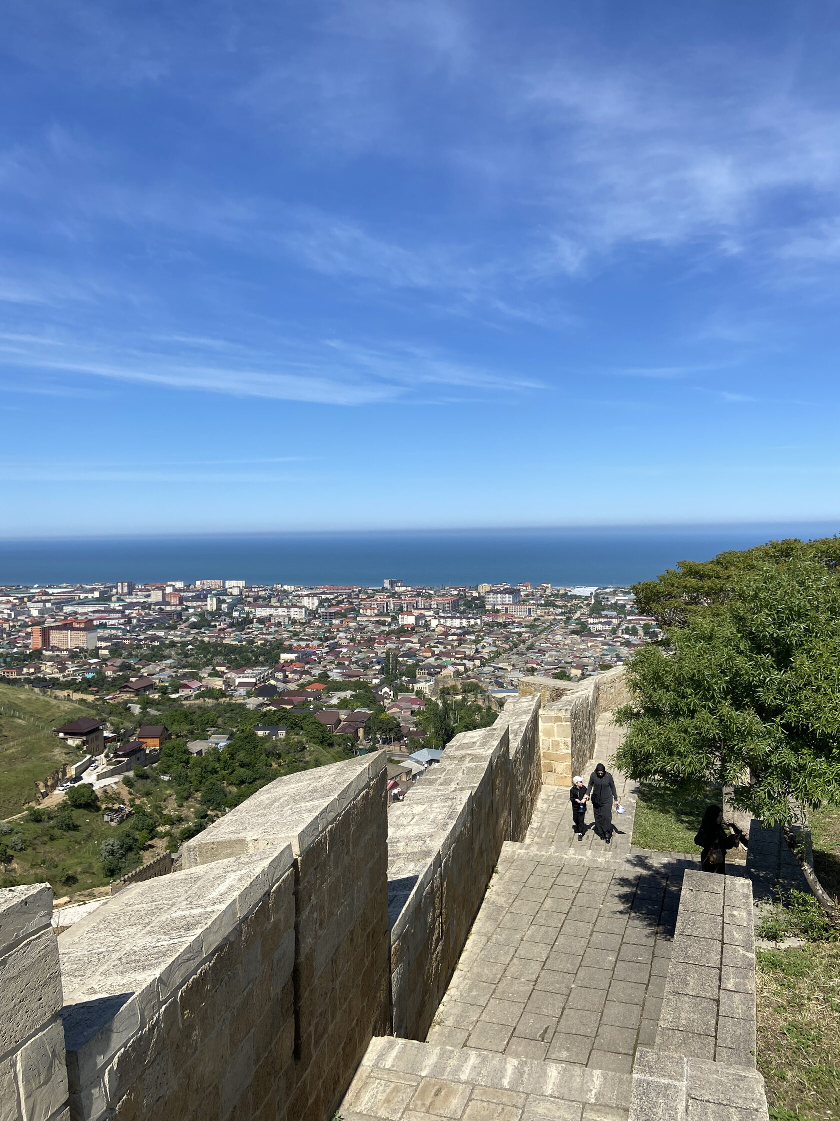 Панорамный вид на город Дербент и Каспийское море с крепостной стены Нарын-Кала. Цены на экскурсии в Дербент доступны для каждого