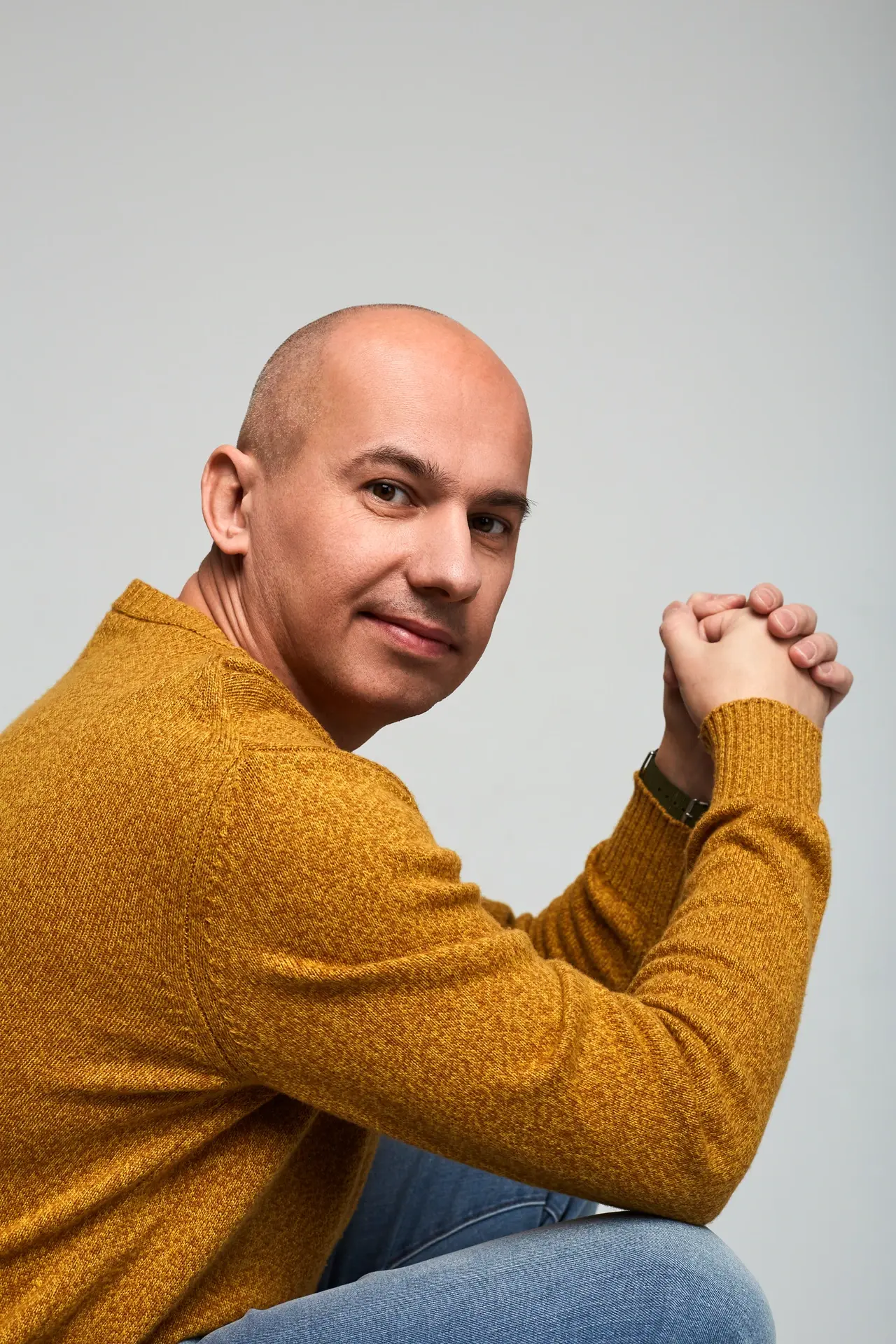 Александр Счётов в жёлтом свитере