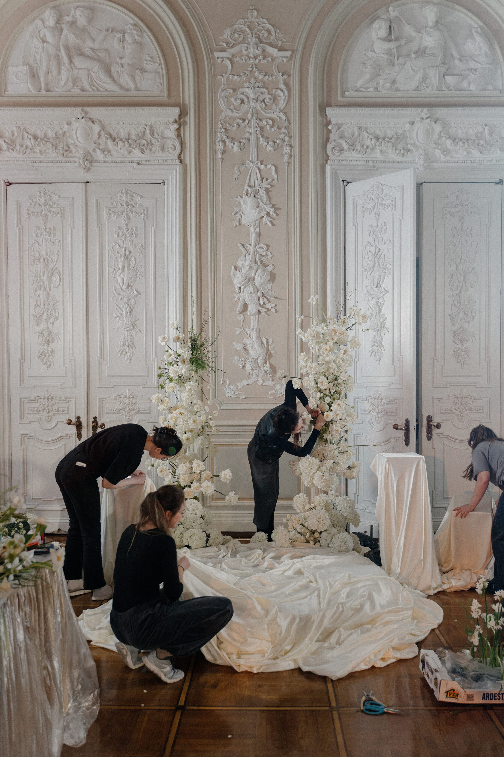 свадебная арка с живыми цветами