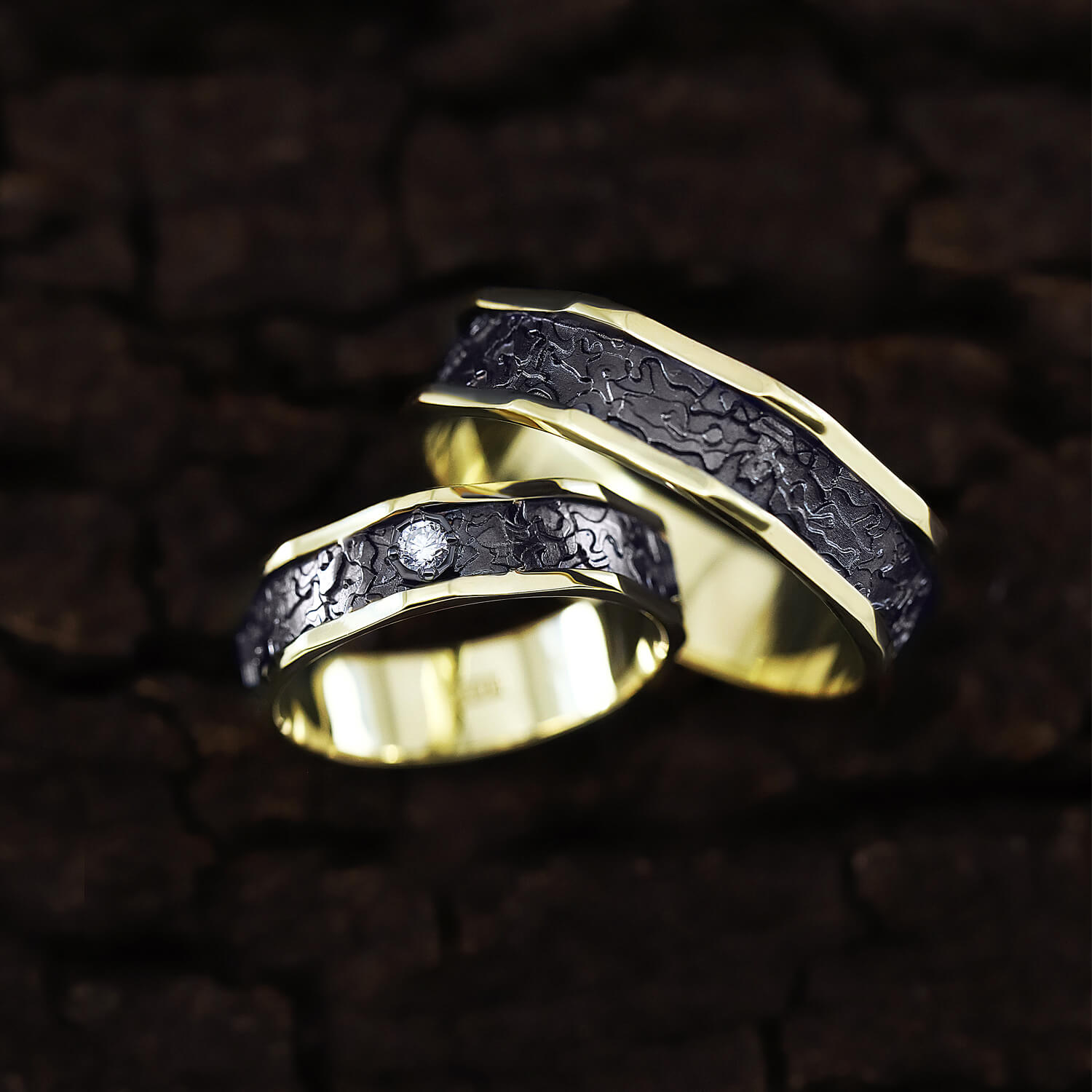 Обручальные кольца с красивой фактурой и чернением.