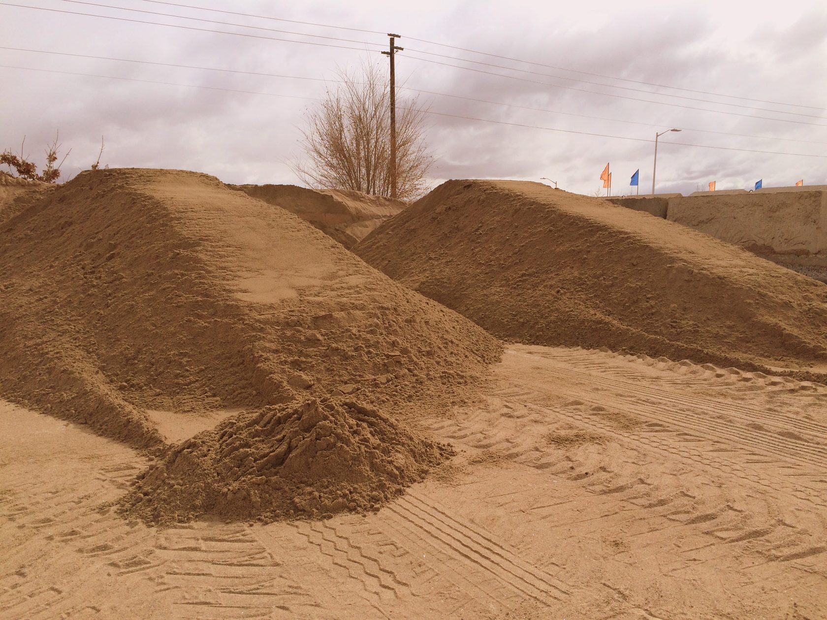 Куб песка спб. Песок строительный. Боровой песок. 10 Тонн песка. Куча песка.