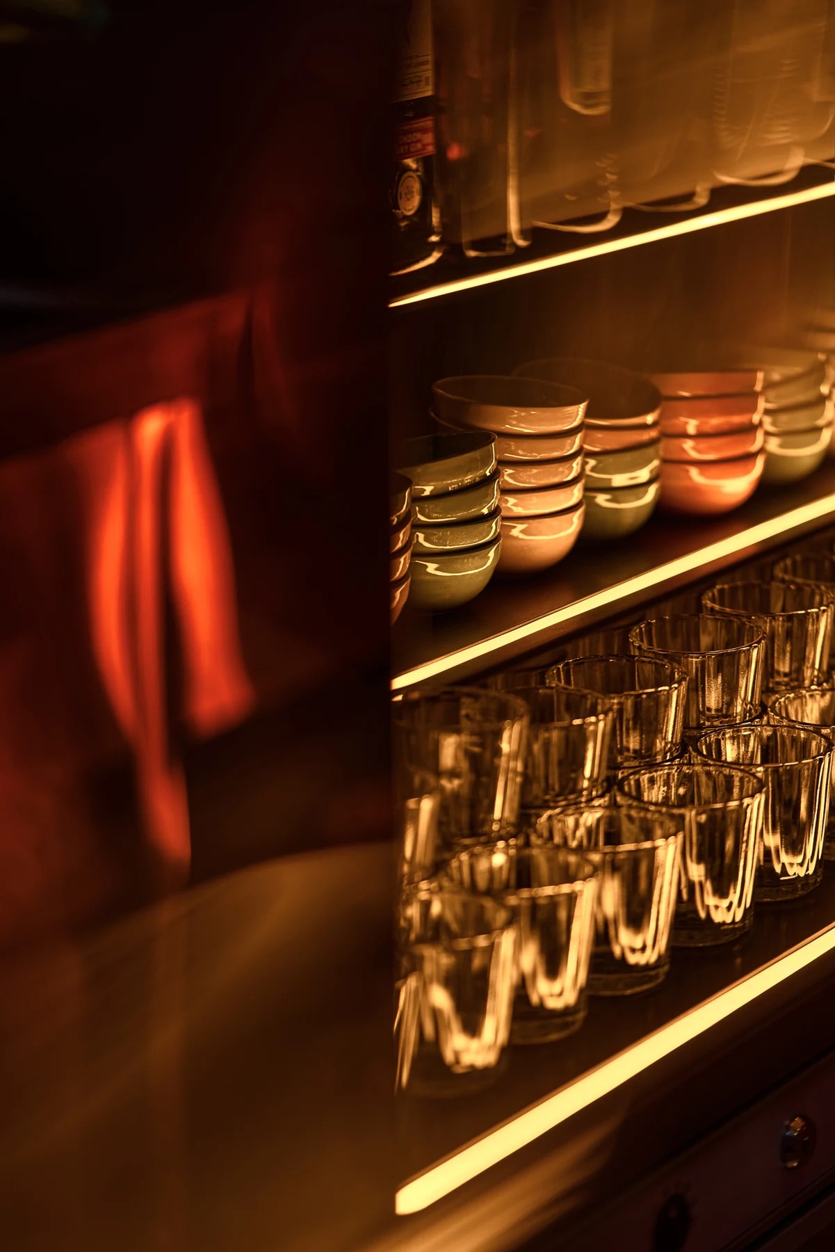 Glassware and ceramics at the Sobremesa bar
