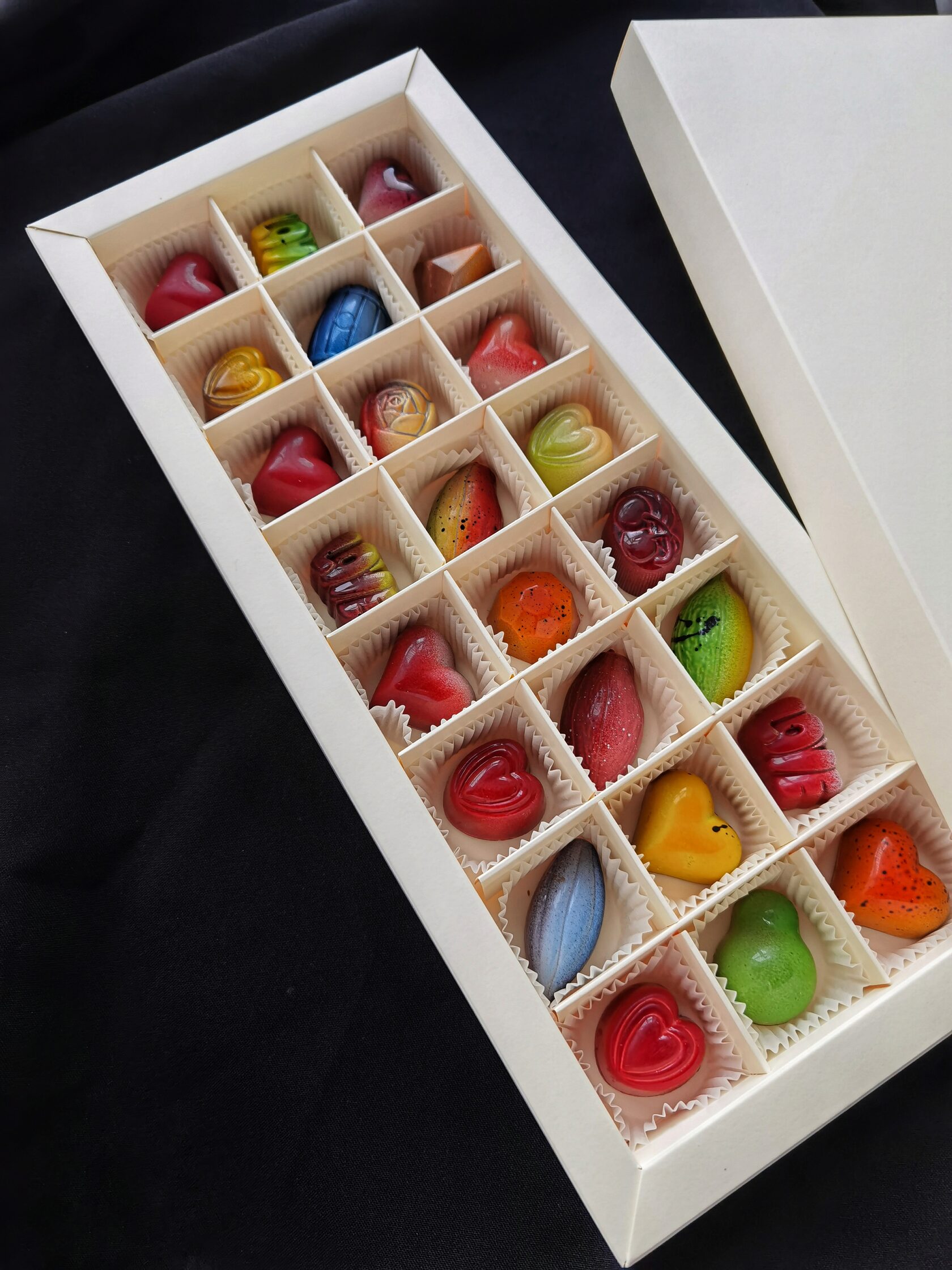 В каждой коробке 24 конфеты на первый стол поставили 3 коробки на второй 4 коробки