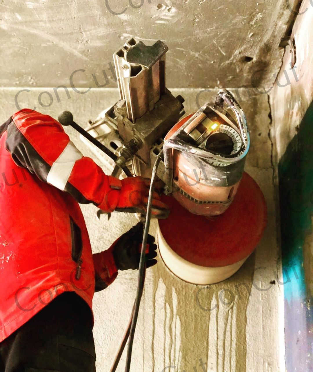 алмазное сверление бетона. бурение отверстия под профиль 80*80. сверление отверстия для кондиционера. сверление несущих. алмазная станок hilti dd 160.