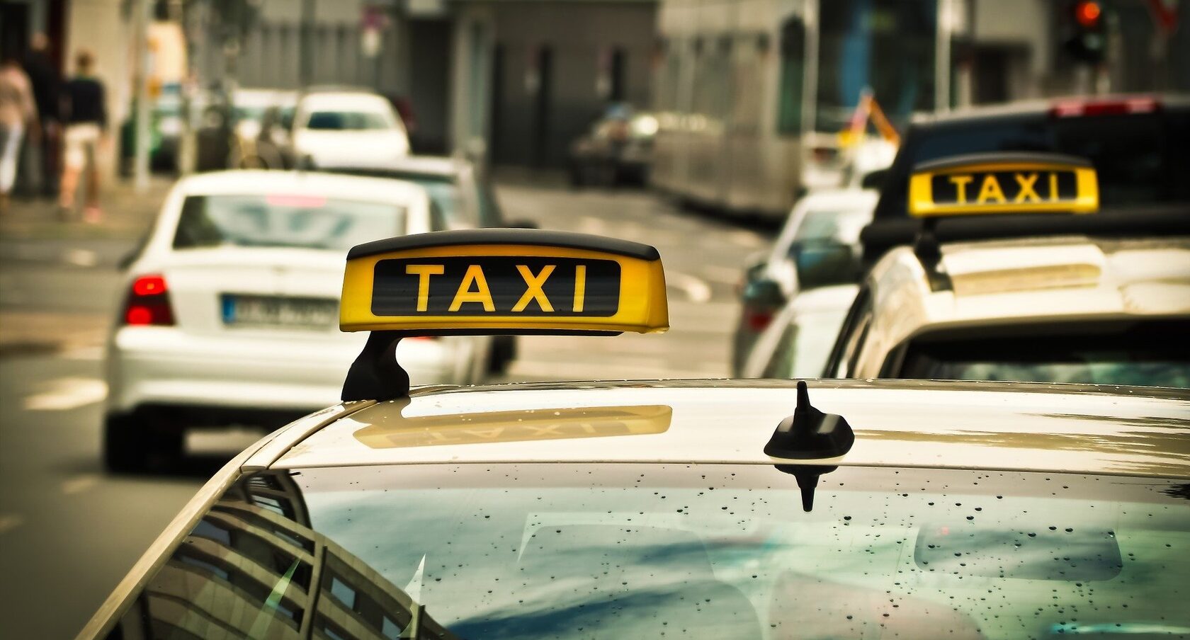 Работа в такси: таксовать на своем авто или арендовать, какие заработки