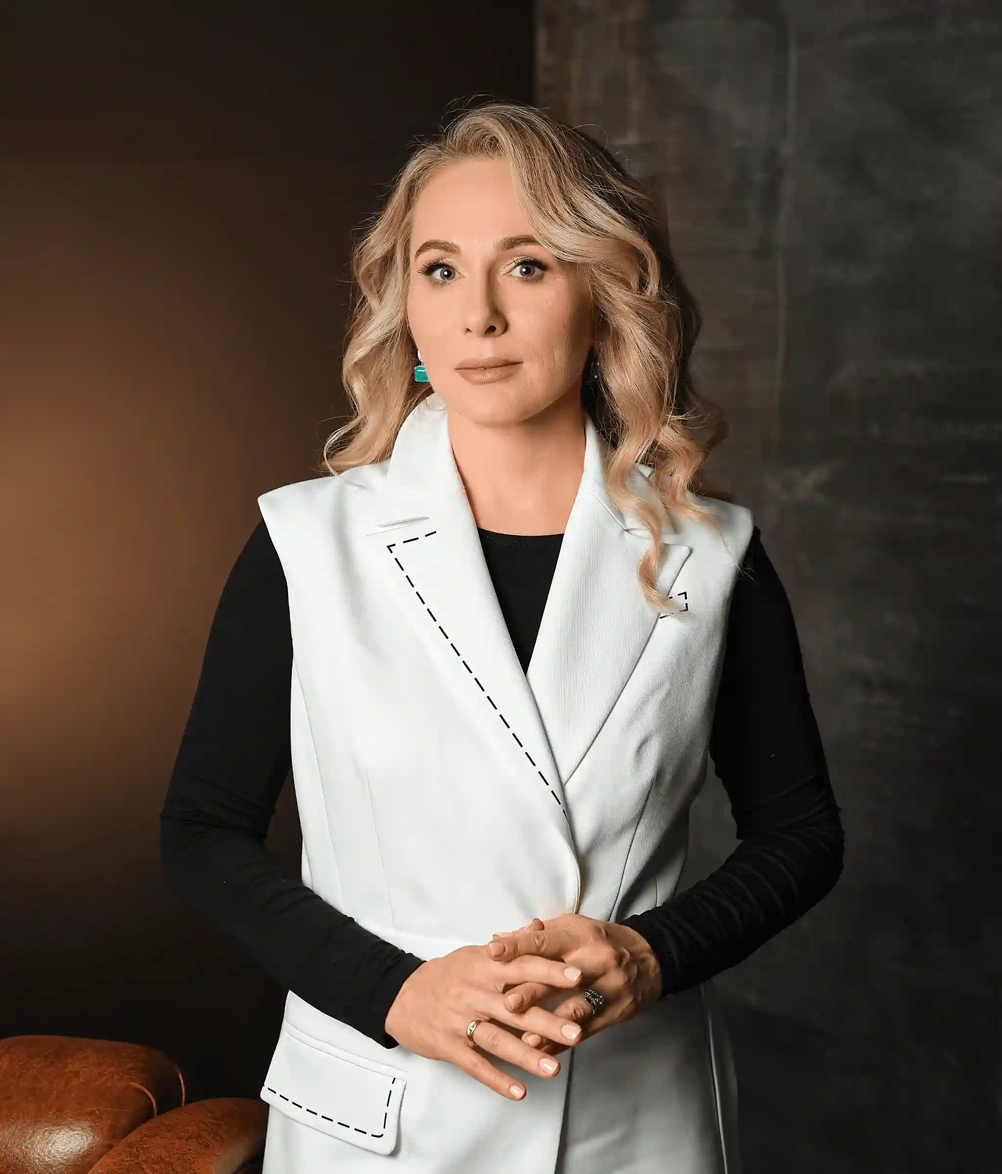 Елена Азанова — юрист по арбитражным спорам и корпоративным вопросам. Портрет на фоне тёмной стены