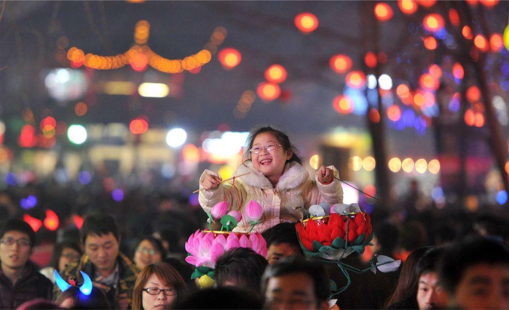 4 6 апреля праздник в китае. Праздник фонарей Юаньсяоцзе в Китае. Юаньсяоцзе праздник фонарей. Праздник фонарей «Дэнцзе». Фестиваль фонарей в Китае.