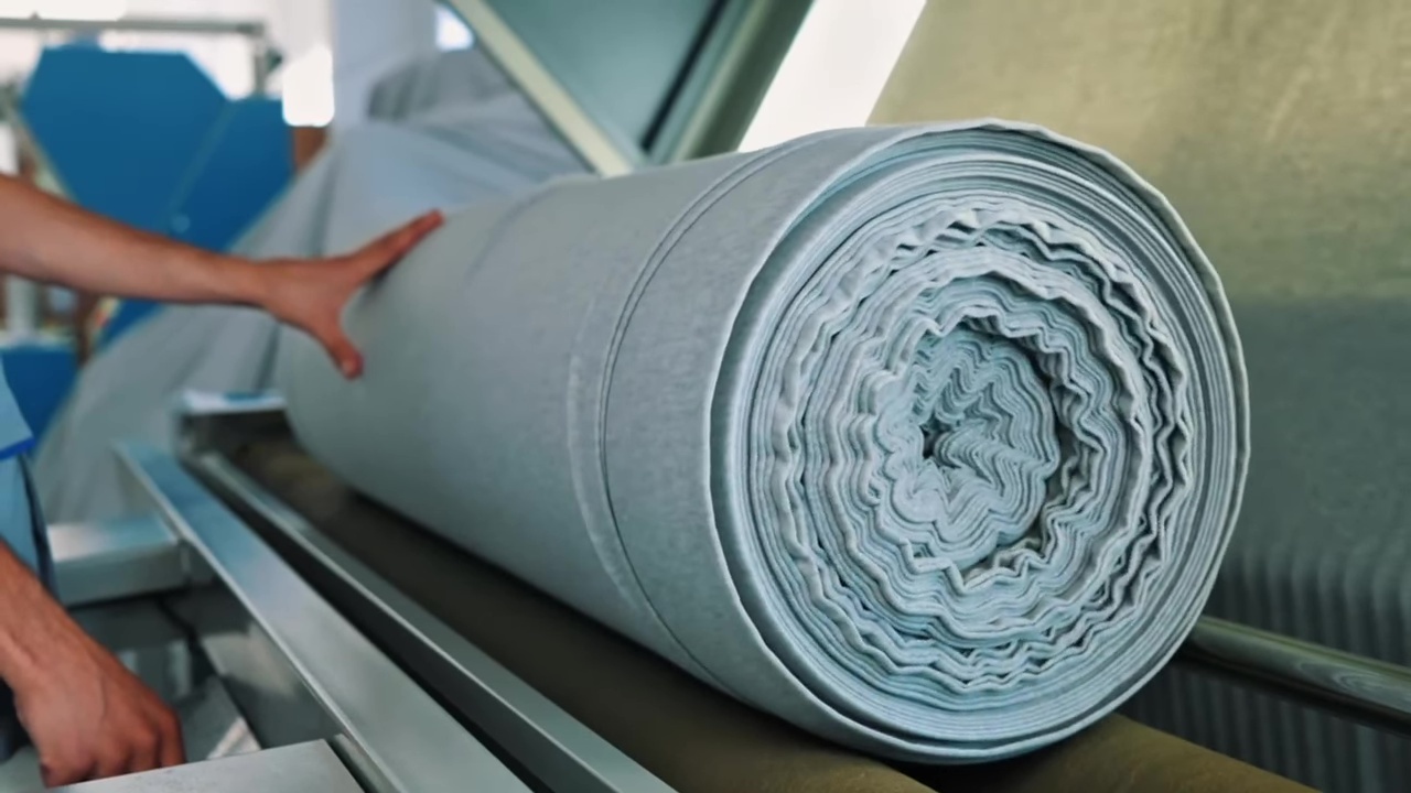 Рулон готового трикотажного полотна Olympia Textiles на конвейере