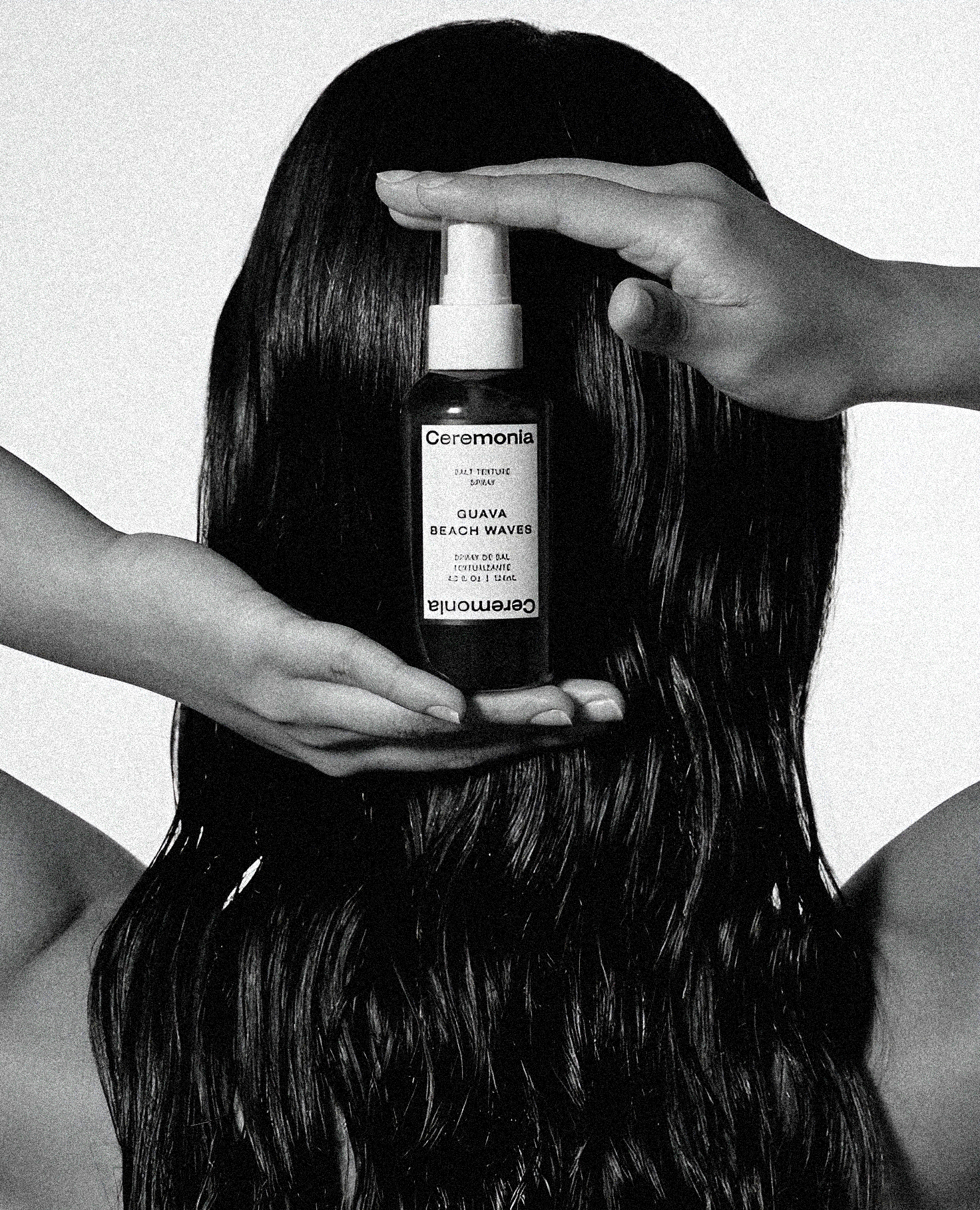 девушка держит масло для волос за головой