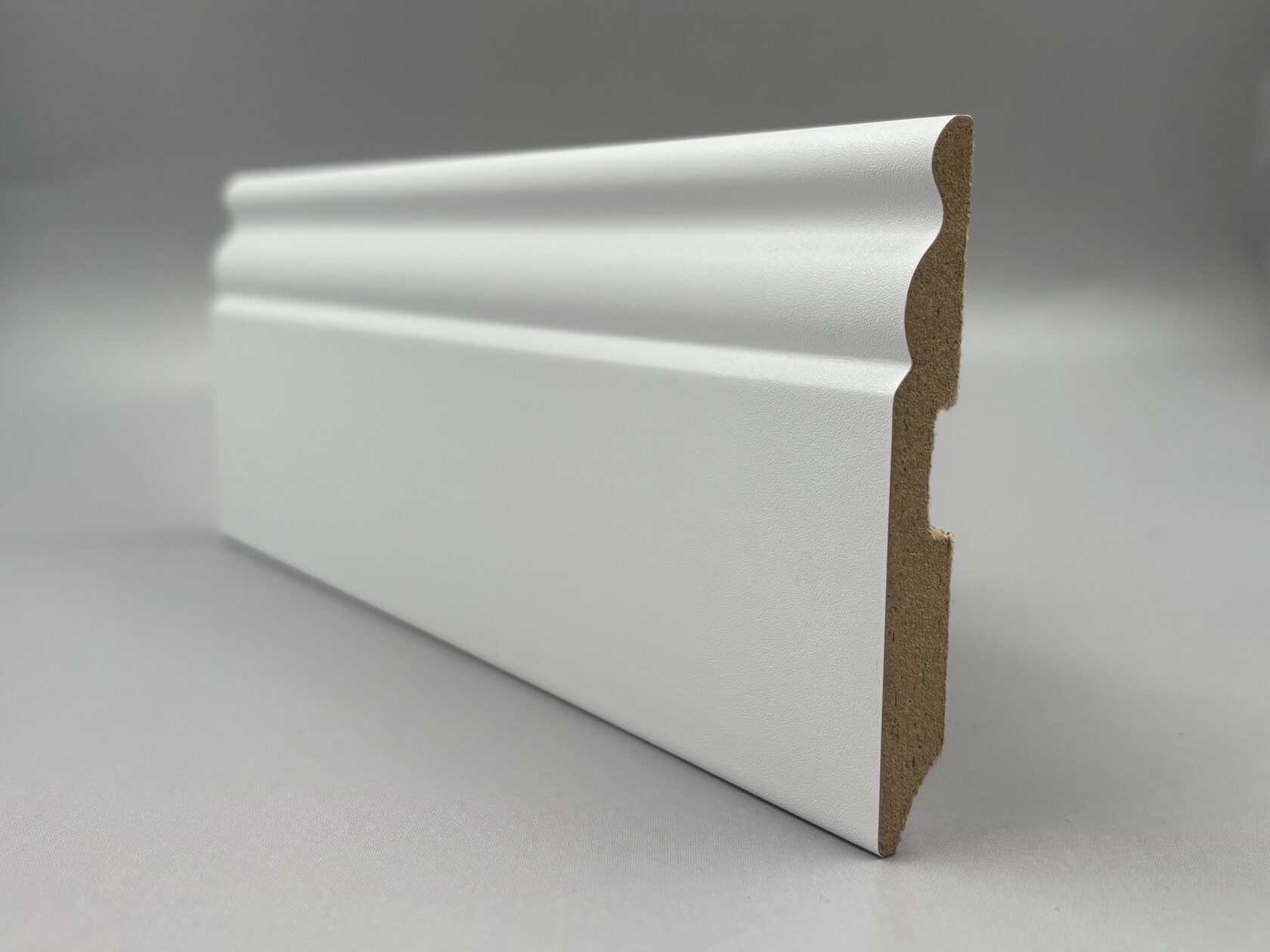 Плинтус тонкий МДФ классический белый под покраску в Санкт-Петербурге (СПб)