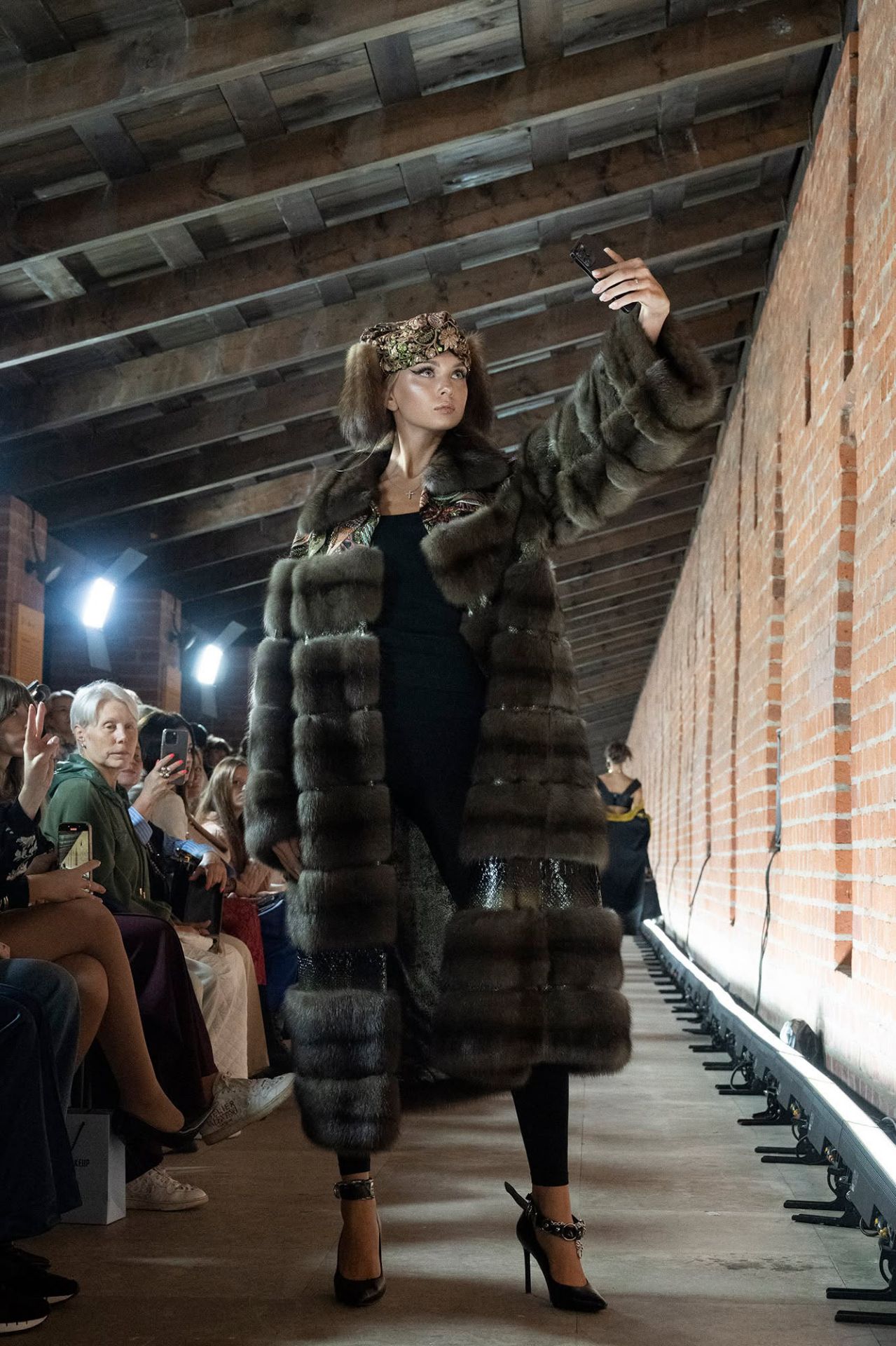 Селфи моделей.