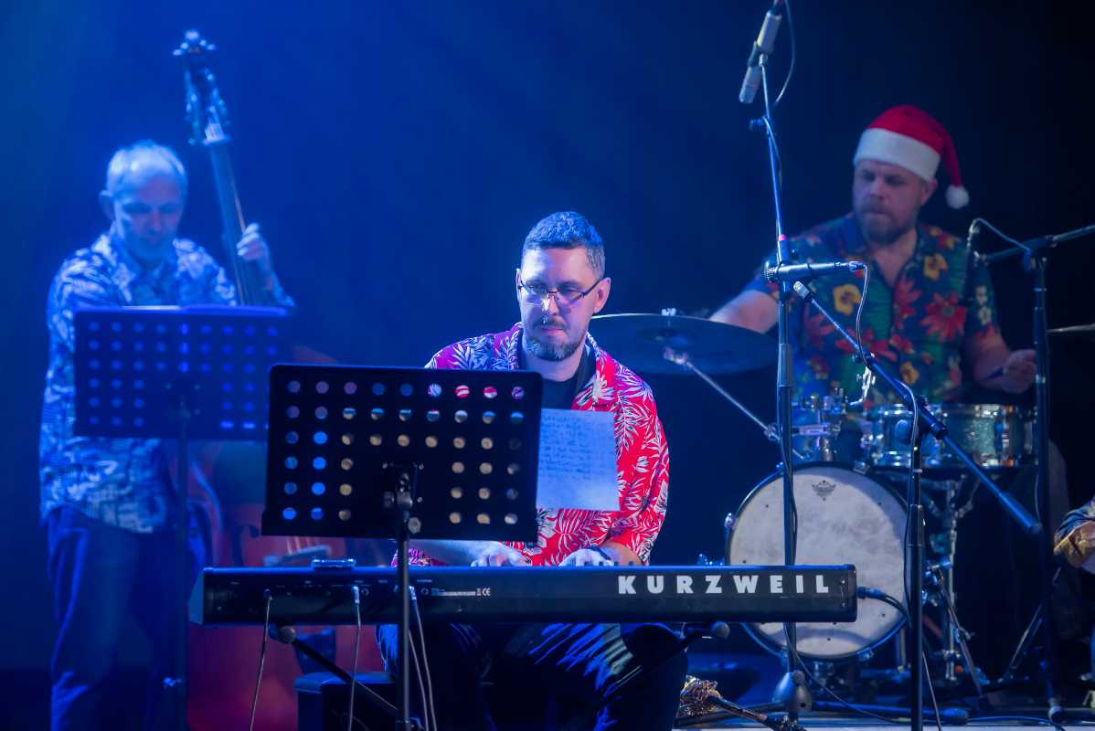 Живая музыка на свадьбу — джазовый коллектив Just Band 4+1 на сцене, СПб