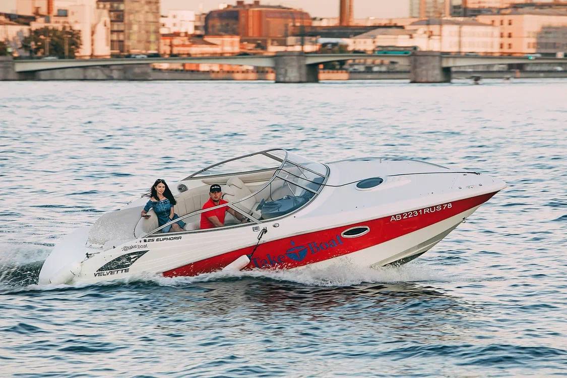 Катер Euphoria для ночной прогулки на катере ночью