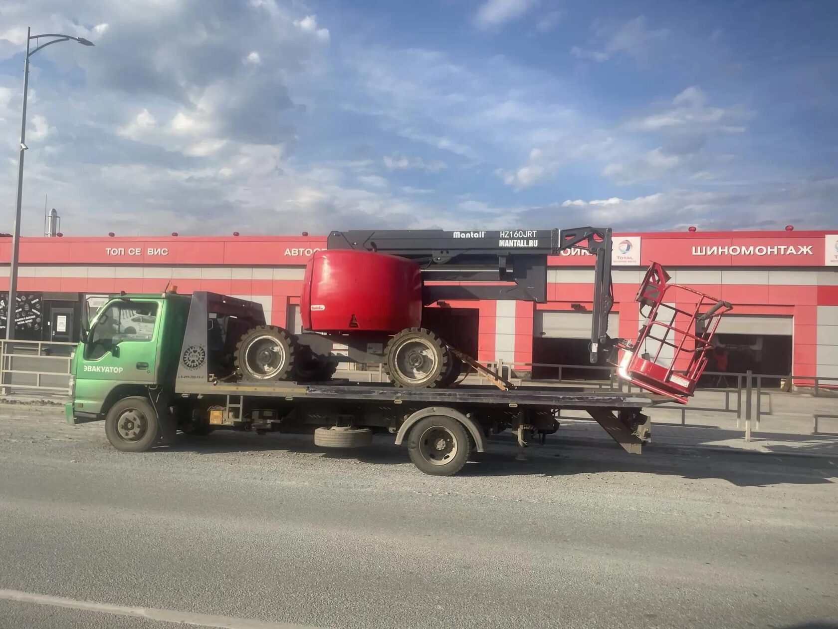 Эвакуатор с краном-манипулятором Benelli у автосервиса в Екатеринбурге