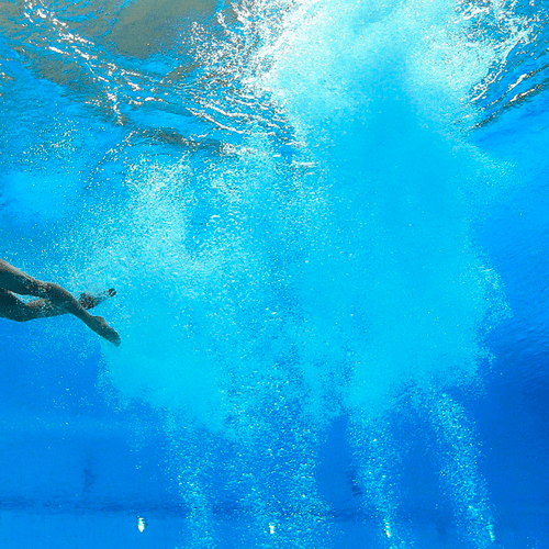 vozdushnaya-podushka-dlya-pryzhkov-v-basseyne