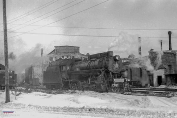 Архивное фото паровоза рядом с локомотивным депо. Архивные исторические фото локомотивного депо предоставлены сайтом -