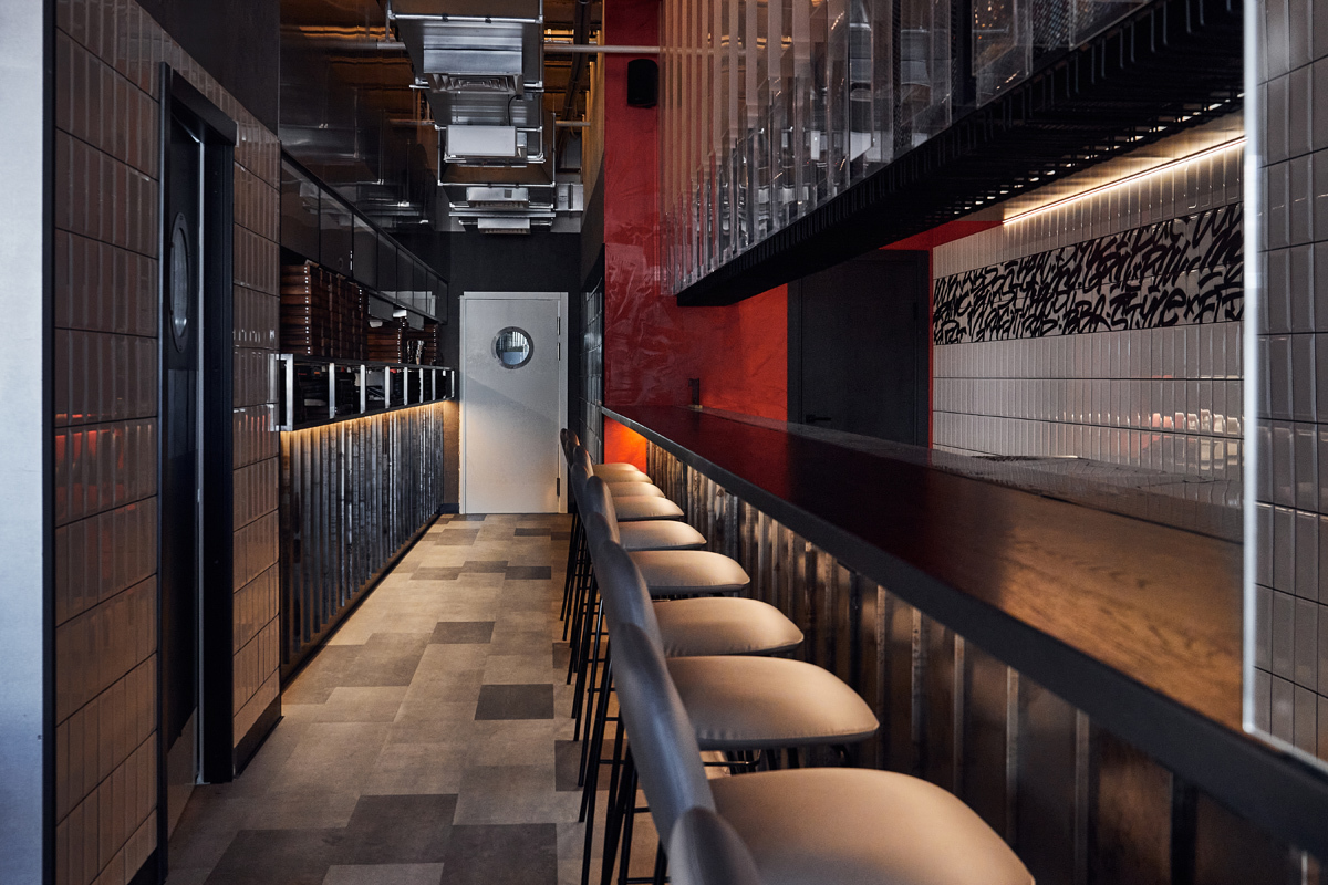 барная стойка в интерьере ресторана