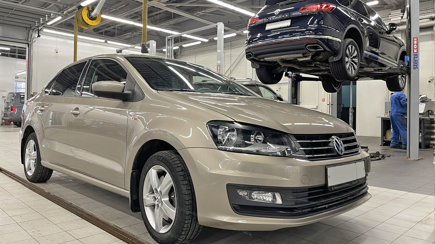 Фольксваген поло седан 110л с. Ремонт Фольксваген. T5 Volkswagen в сервисе. Фольксваген тевандор.