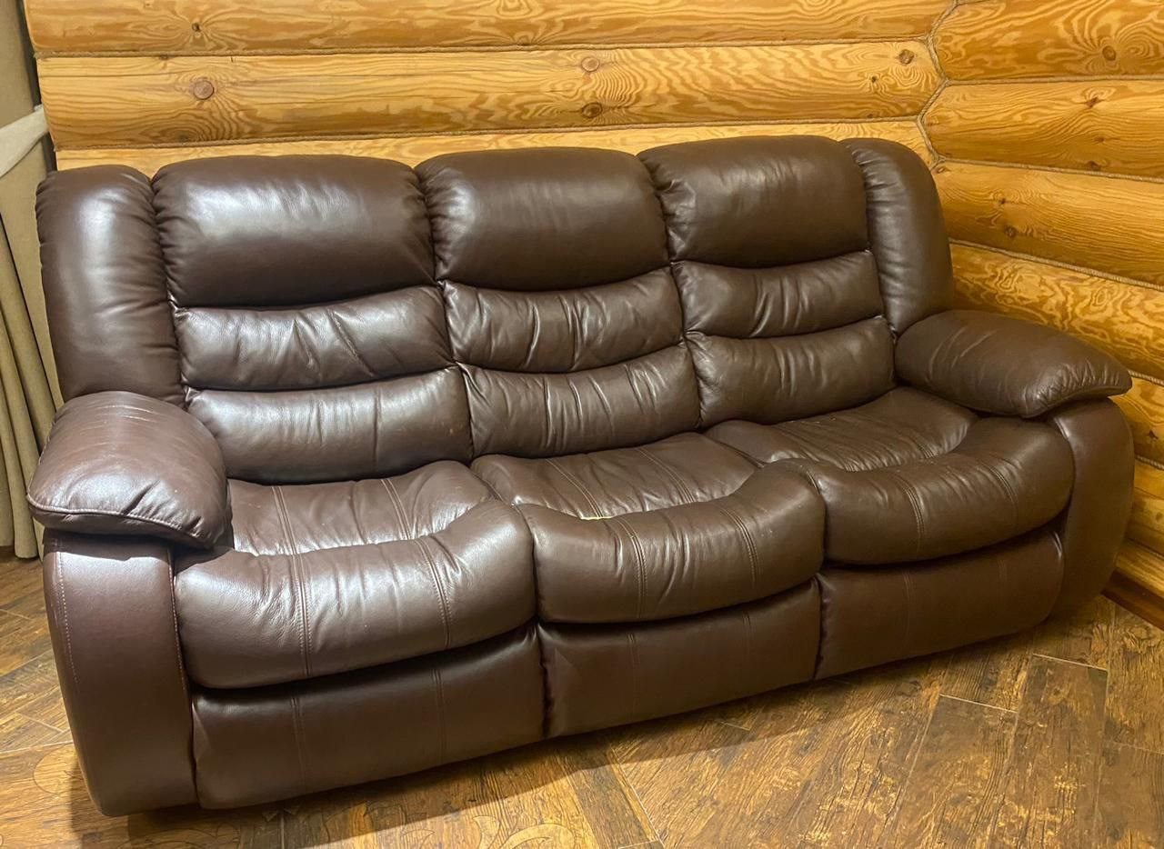 Классический диван до реставрации: старая потертая обивка