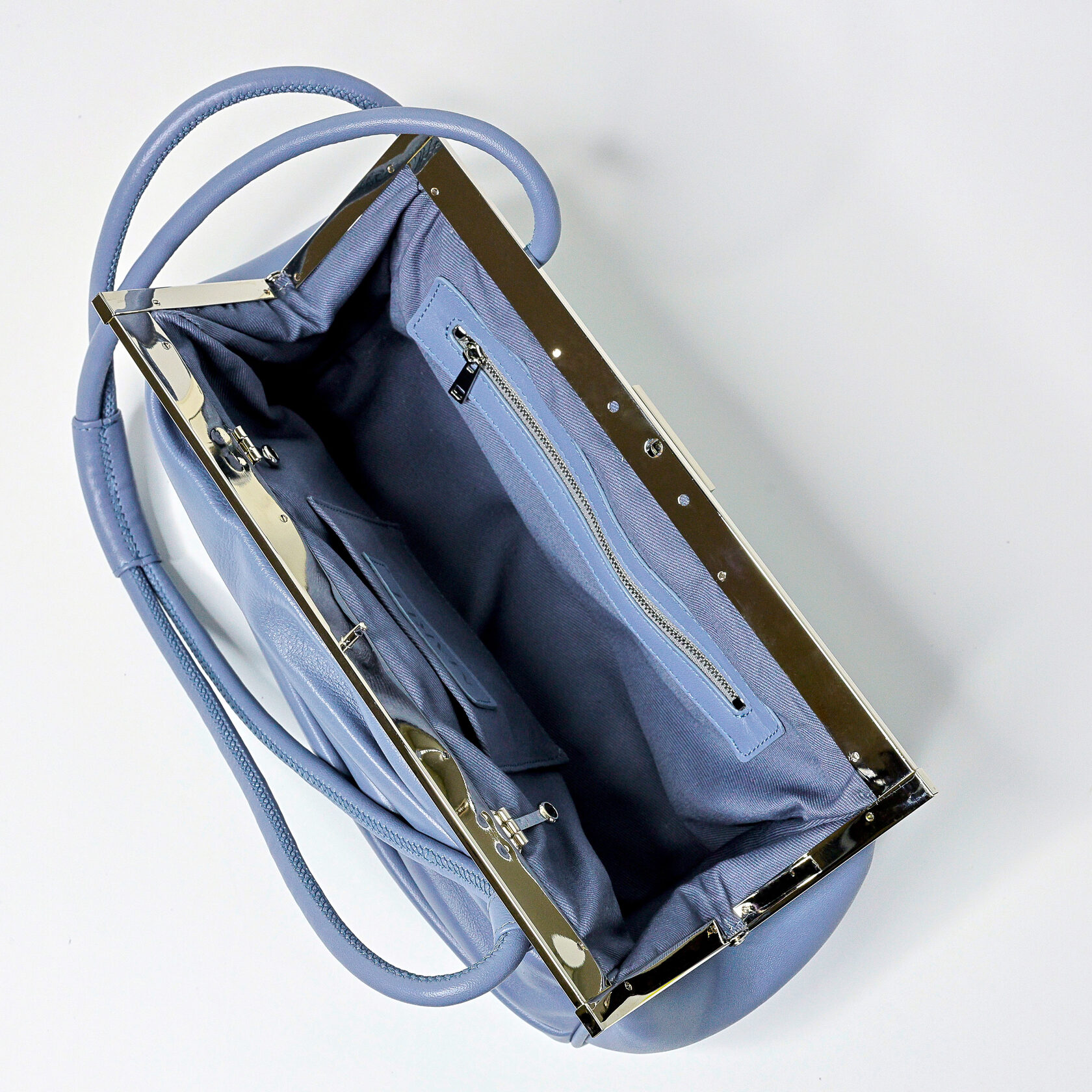 сумка вытянутой формы из мягкой овечьей кожи на фермуаре серо-голубого цвета ручной работы