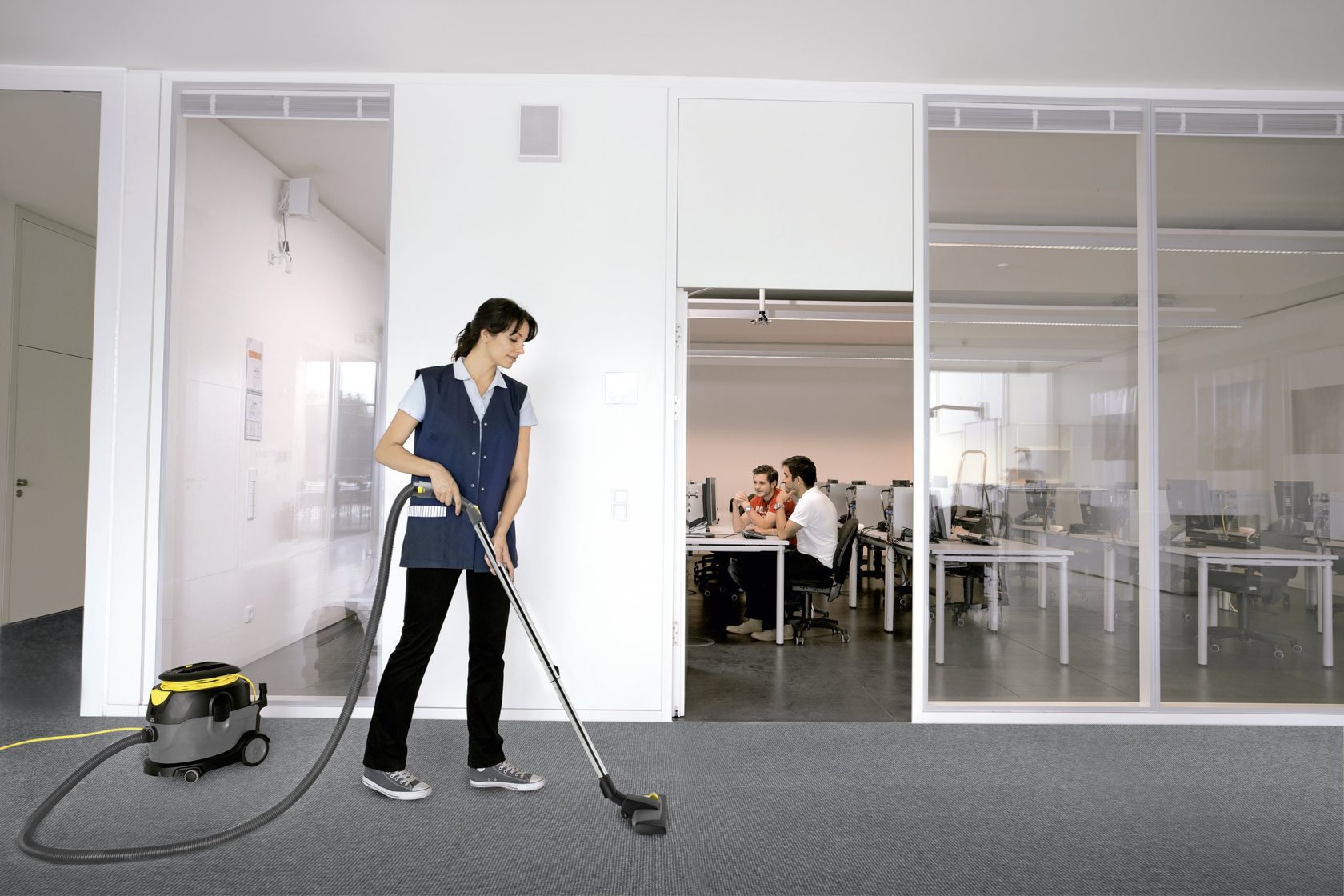 Пылесос для уборки больших площадей. Уборщик на производство. Ночная уборщица. Уборщица в москве 5 2 офисы. Ежедневная уборка офиса.