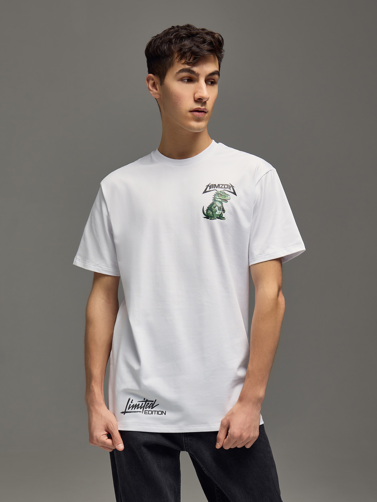 юноша в белой футболке фотосъемка