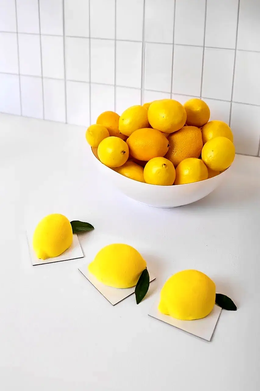 Муссовые лимонные десерты на белом фоне
