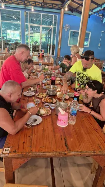 Группа обедает за столом в кафе