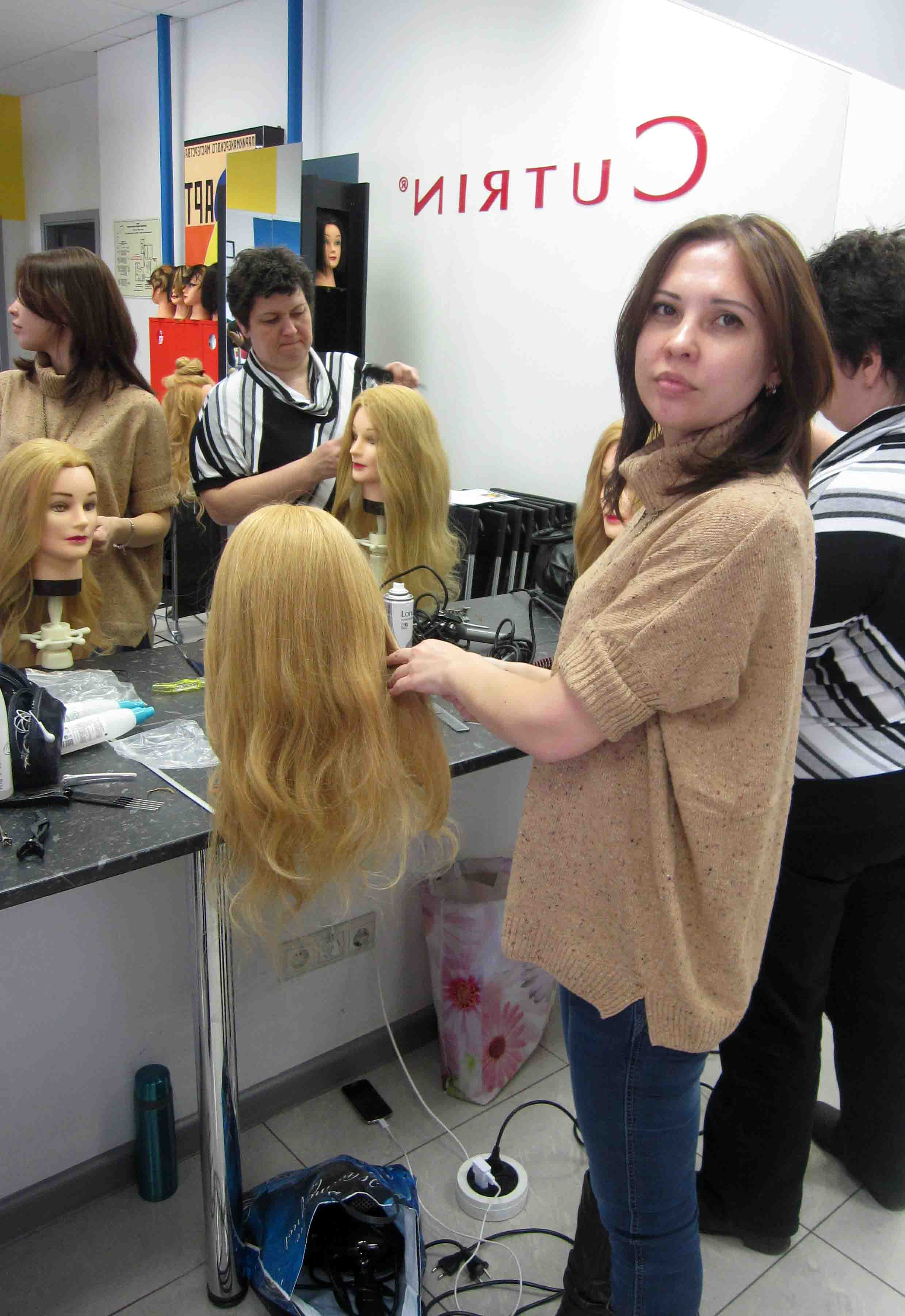 Салон красоты сона корнейчука. Парикмахерская бибирево. Заведения для парикмахера. Салон красоты сона корнейчука. Парикмахерская самая самая реутов каре прическу.