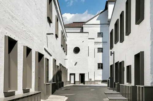 Вход в студию ПАУЗА (метро Преображенская площадь). Историческое здание Шерстоткацкой фабрики, апартаменты бизнес класса в Москве.