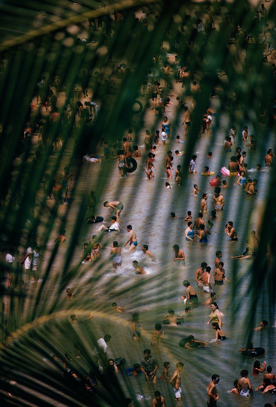 Пляж в Акапулько, Мексика, 1964. Фотограф Томас Неббиа