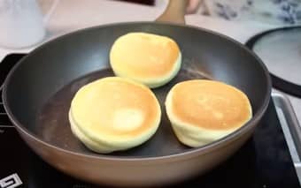 Приготовление японских панкейков на сковороде: шаг 14