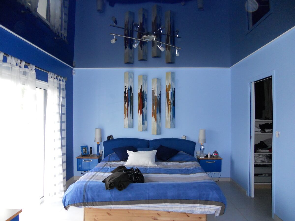 голубой потолок в интерьере спальни