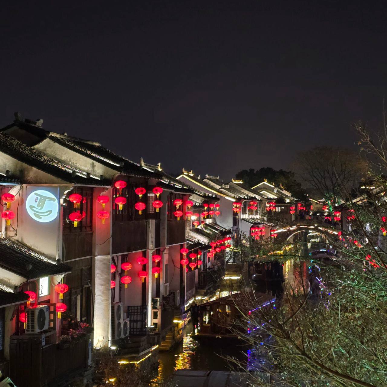 Улица с традиционными красными фонарями в Сучжоу