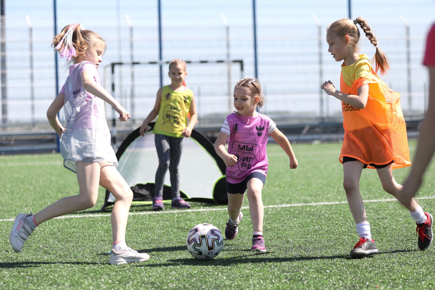 Летом играем в футбол. Футбольная секция для девочек. Футбол девочки. Футбольный фестиваль для девочек. Девочка играет в футбол.
