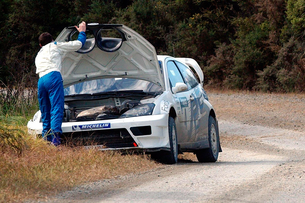 Сход: Маркко Мяртин и Майкл Парк, Ford Focus RS WRC '03 (EJ02 KMU), ралли Новая Зеландия 2003