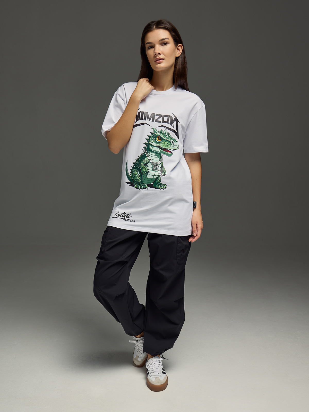 модель в спортивной одежде студийная съемка