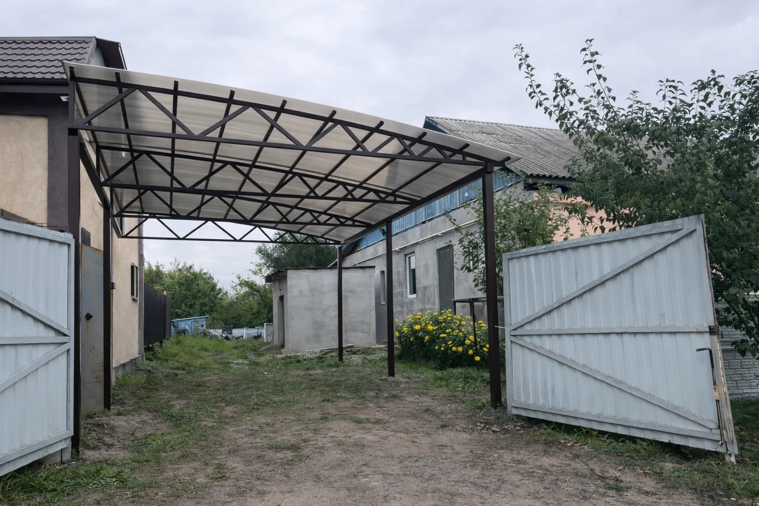 Конструкция полуарочного навеса