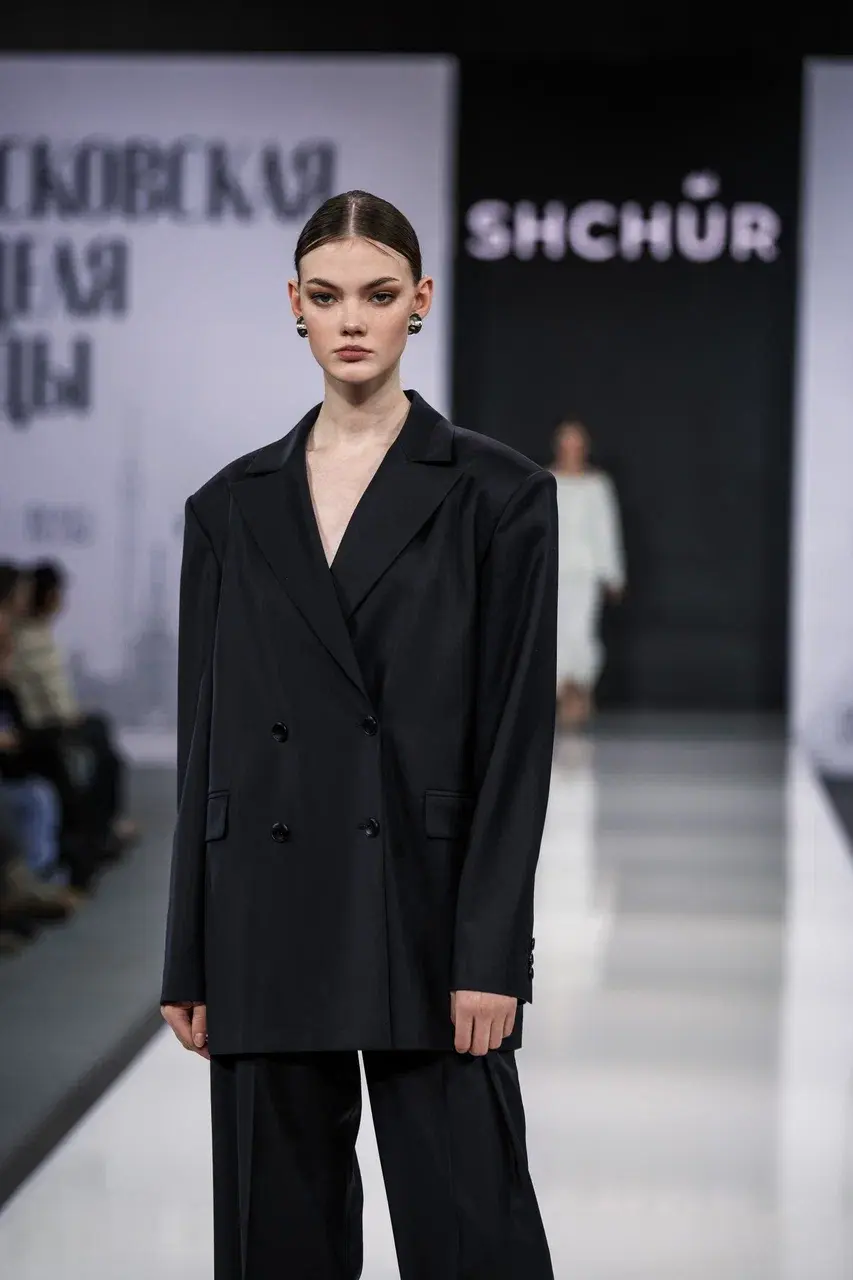 Модель на подиуме во время fashion-показа — работы модельного агентства